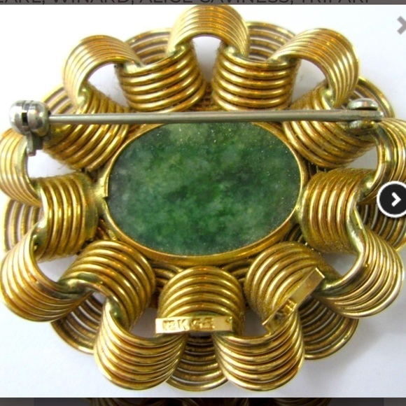 12K Gold Filled Vintage BROOCH. Jade Green Color Cabochon, Ribbon Frame. - Picture 3 of 3